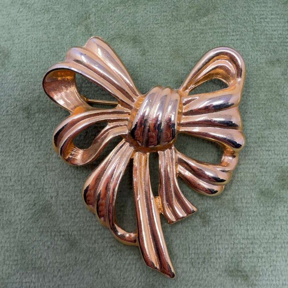Vintage Gold Tone Bow Ribbon Brooch Pin Unmarked 2in Rollover Clasp